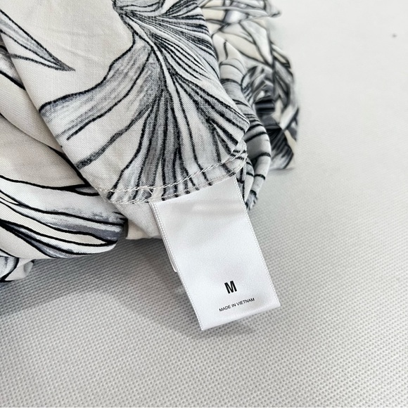 Express Leaf Print Button-Up Shirt Cream Black Gray Short Sleeve Soft Viscose - Picture 2 of 6